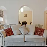 Elegant & Unique Getaway - Spacious 3 Bedroom, 2 Bathroom City Centre Apartment - Free Allocated Parking.